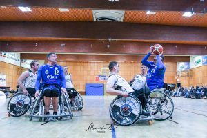 Zwei Heidelberger Rollstuhlbasketballer gegen vier Ulmer Spieler beim Punkten