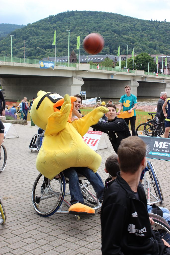 Lebendiger Neckar - Maskottchen des Entenrennens beim Rollstuhlbasketball