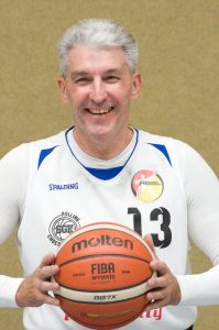 Der Rollstuhlbasketballspieler Klaus Weber mit einem Basketball